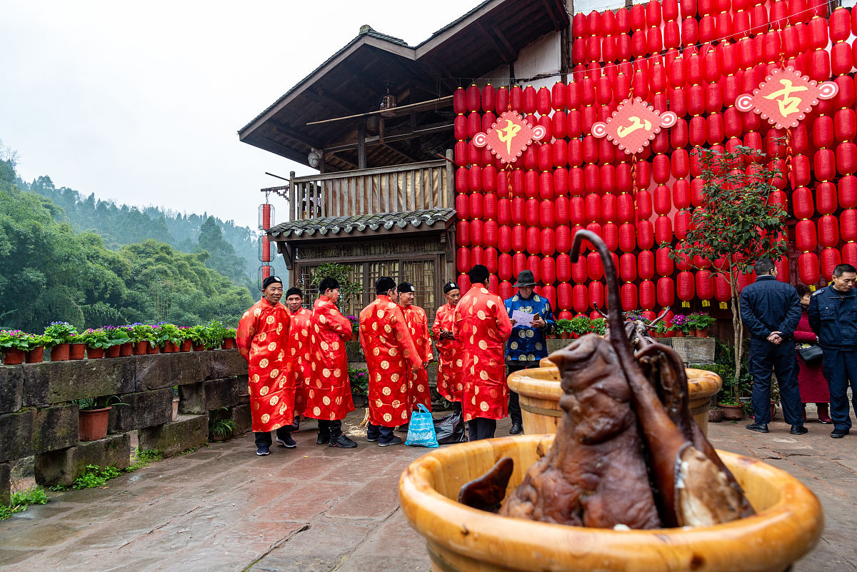 你知道湖南新化是个怎样的地方吗请你从美食景物人文等不少于5个方面写一篇1000字的文章