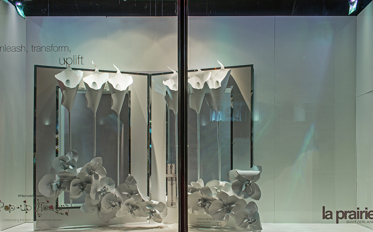 橱窗设计创意：解构浑天仪，打造宇宙星河的浪漫