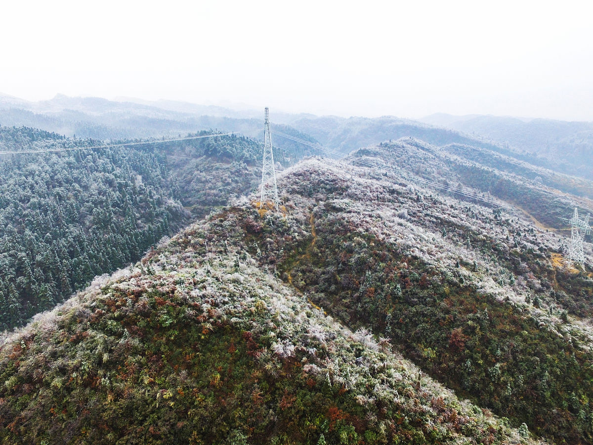 2018年12月13日,广西桂林市全州县东山瑶族乡高山地域雾凇如霜.
