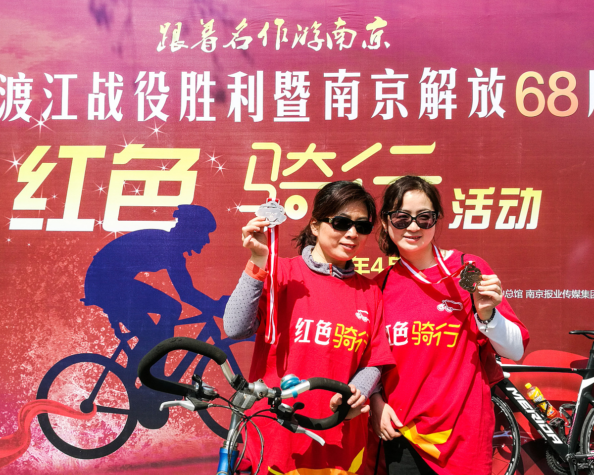 请为一个具有反抗精神、反对压迫、追求平等和解放的组织起十个名称要求每个名称在五个字以内并且和「红色」这一元素有关。可以将「红色」替换成任何同义词。