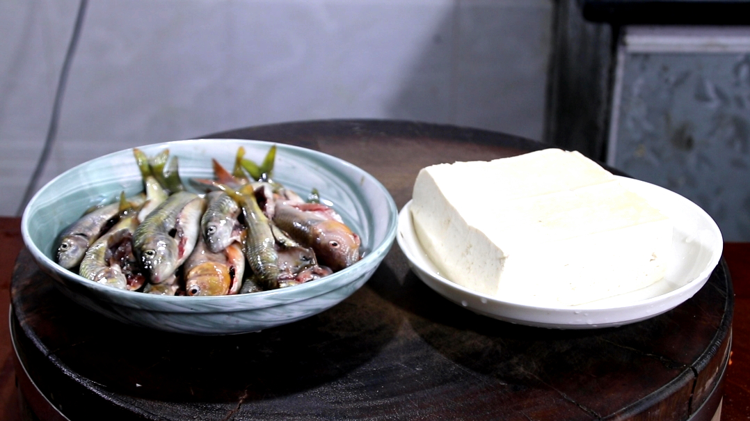 小鱼仔和豆腐这样做最美味,香辣下饭,好吃过瘾,不吃撑都不停嘴