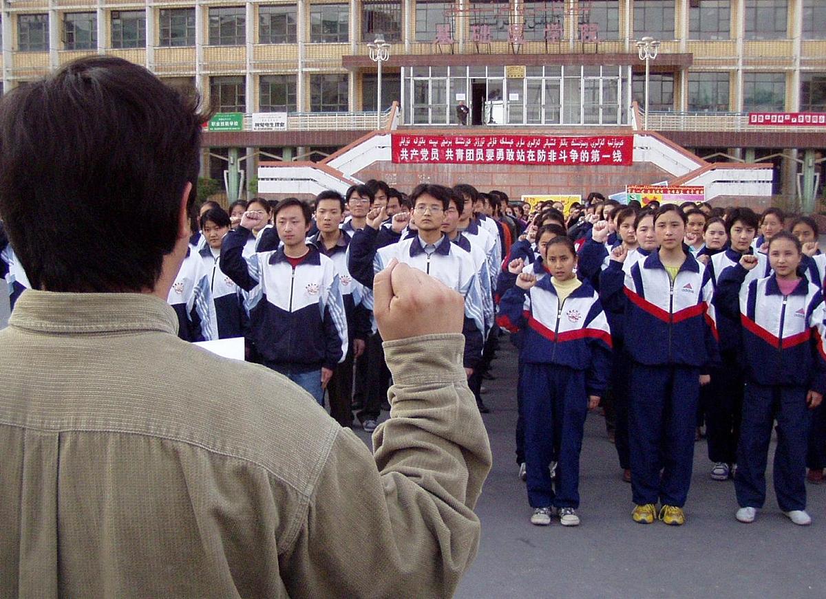 在老师的号召下,3000学子郑重宣誓.+++_+++非典型肺炎,新疆大学,大学