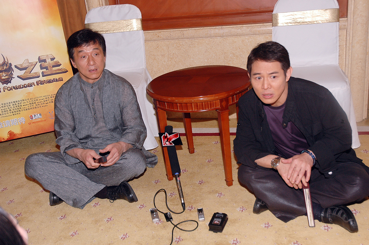 2008年4月15日,北京,电影《功夫之王》北京记者会.成龙,李连杰席地而