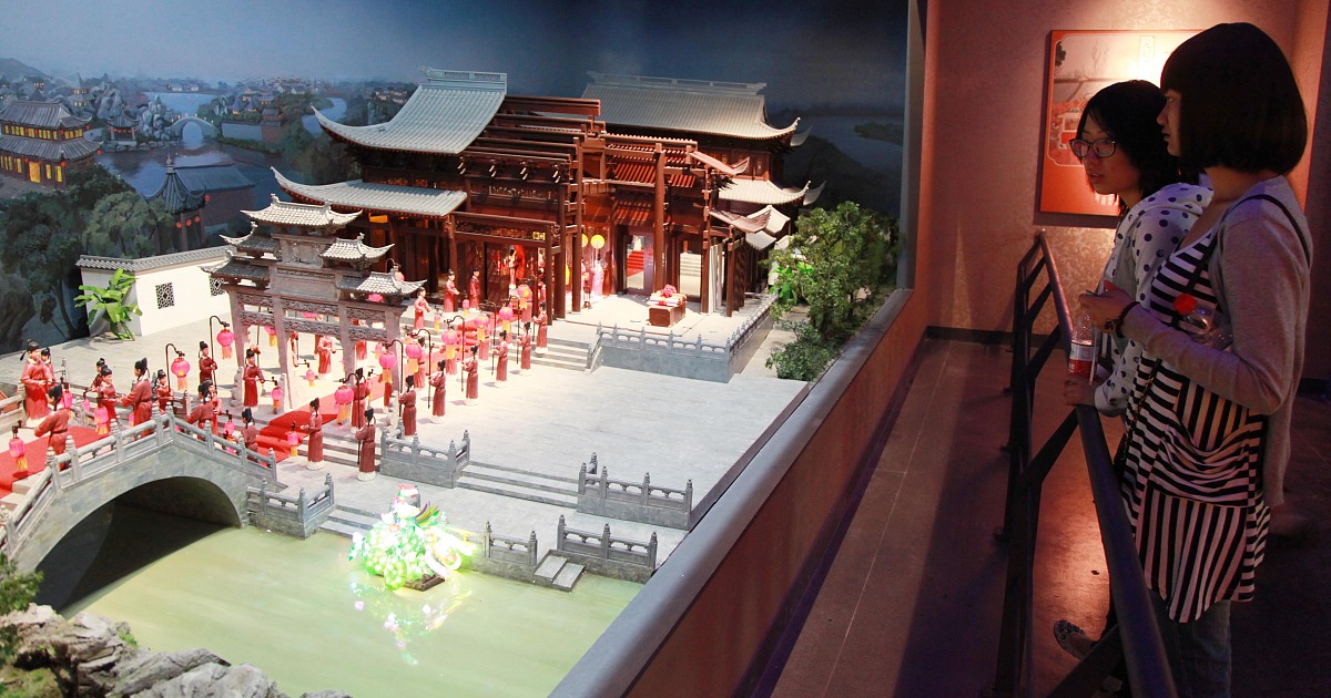 《红楼梦》的读书笔记《红楼梦》是中国古代文学宝库中一颗璀璨的明珠也是中国古代小说的巅峰之作。这部小说以富丽堂皇的宴会、壮丽辉煌的建筑、绚丽多彩的服饰为背景以贾府的兴衰为线索展现了封建社会的荣辱和人性的善恶。通过深入的分析和思考我对《红楼梦》有了更深刻的理解和感悟。首先我被小说中的人物形象所吸引。每个人物都鲜活地刻画出了