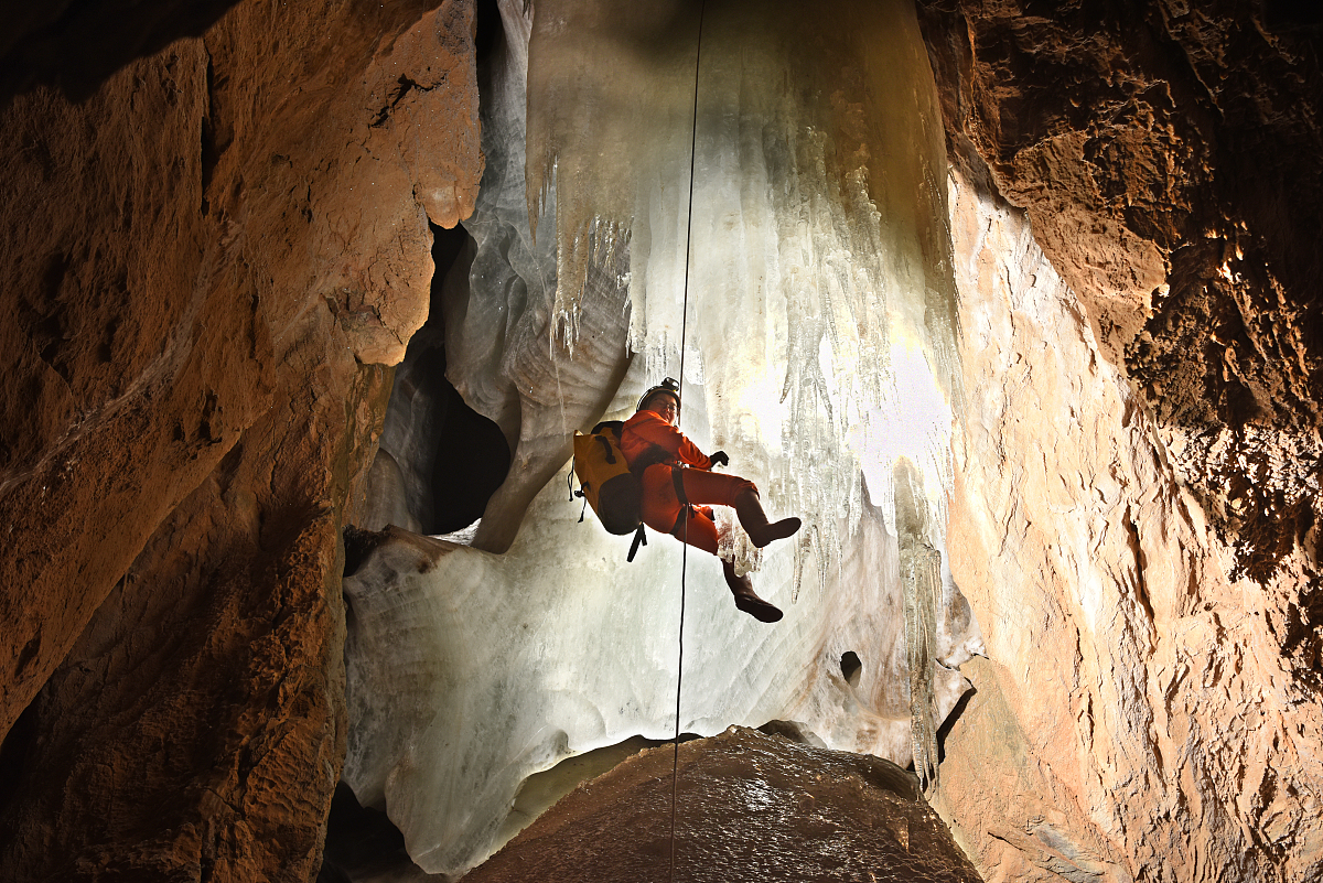 35．有关t℃时30 硝酸钾溶液说法正确的是A．均一、稳定、透明	B．每100g水中溶解了30g 硝酸钾	C．一定条件下可以转化为悬浊液	D．加入30g 硝酸钾得到60 的硝酸钾溶液