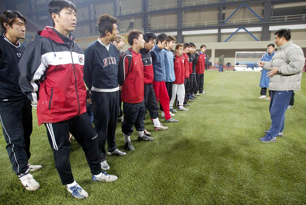 2003年11月19日,充满新鲜,好奇感觉的辽足队员在绿岛博览中心备战即将
