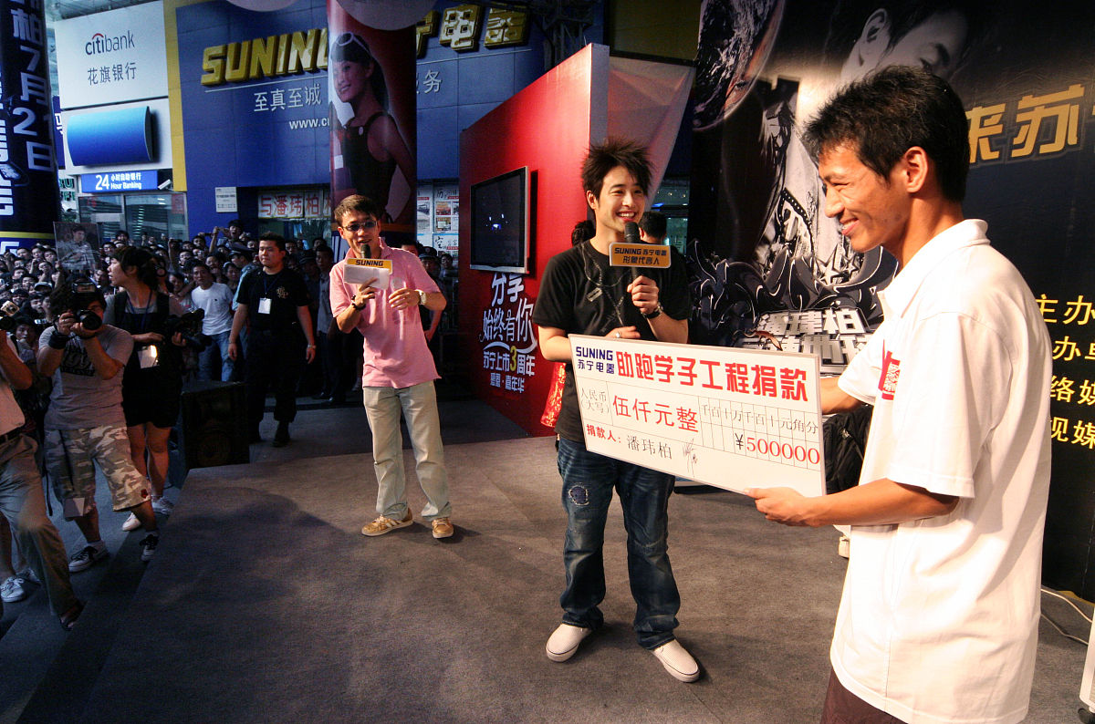 请以一名受助大学生写一篇助学筑梦铸人为主题的1000字作文