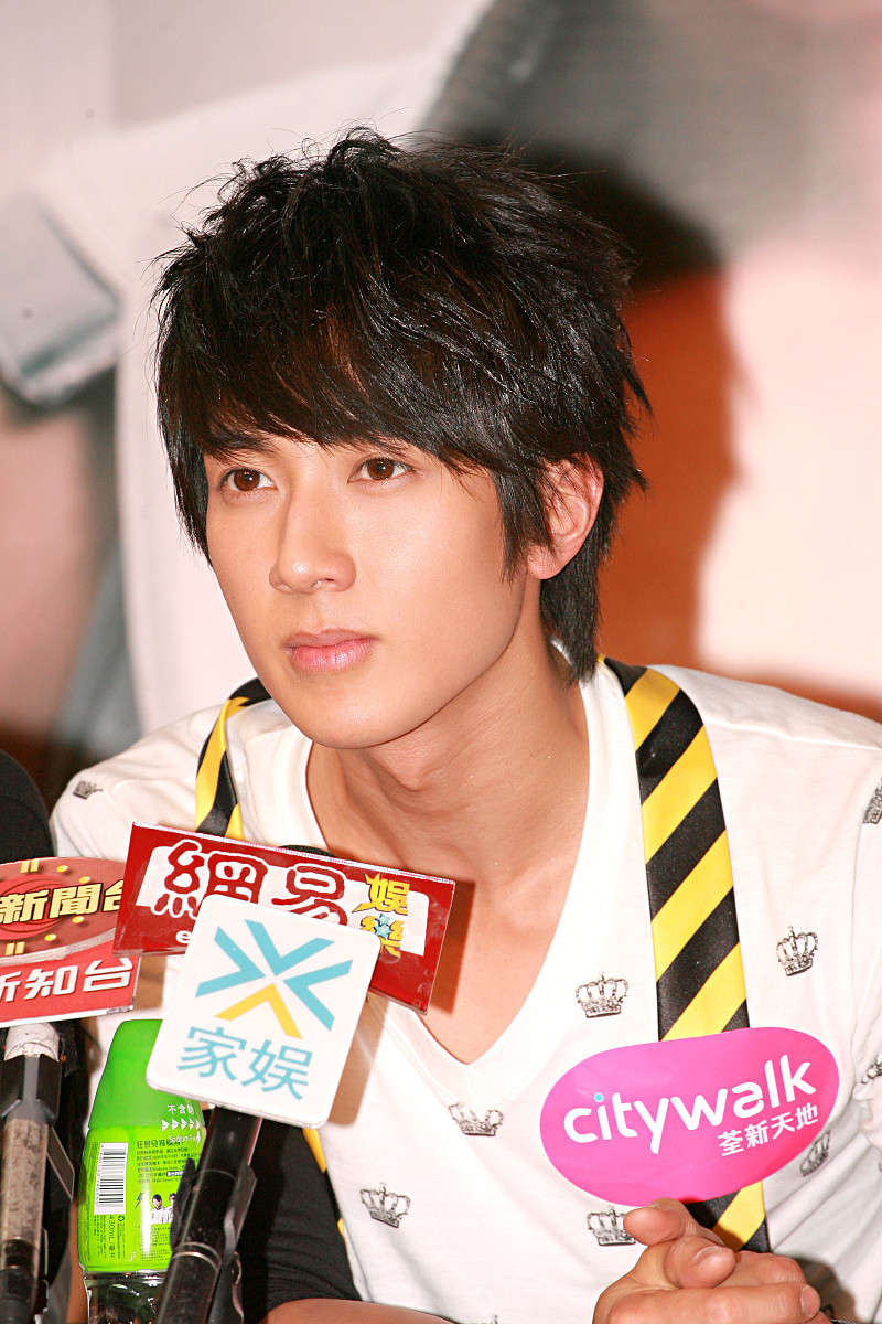 ***_***2008年8月9日,香港,飞轮海为世界巡演香港站举行签名会.吴尊++