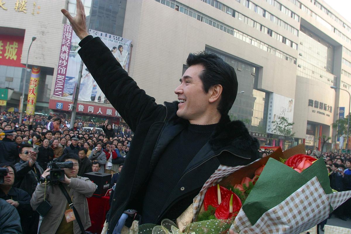 2003年11月29日下午4时,倍受人们喜爱的歌星费翔出现在济南贵和购物中