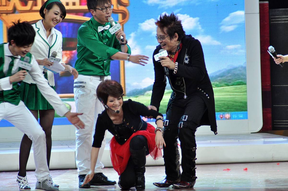 2011年2月28日,杭州,大型娱乐类综艺节目《快乐蓝天下》录制.  ***_**