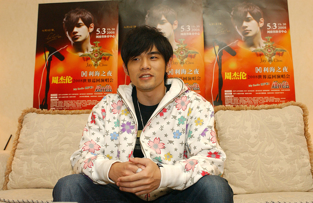 我给你几个描述你来猜是这个人是谁 中国 歌手 男生 《七里香》