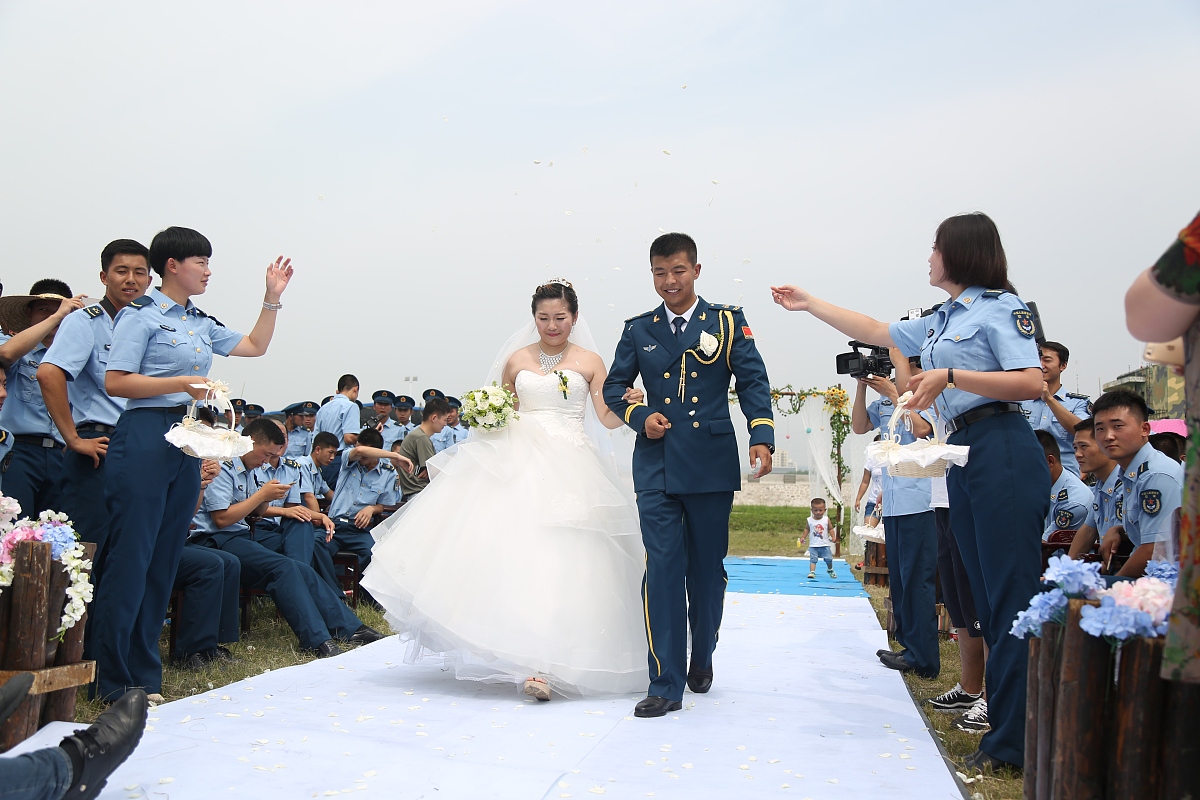 2016年7月31,吉林延边,部队院内彩球飘荡,机场特勤车披上大红花……驻