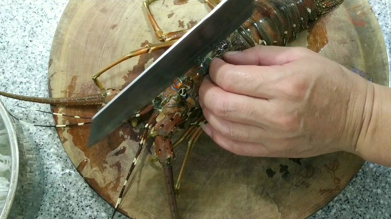 蒜蓉蒸龙虾,龙虾家庭制作方法,其实非常简单。