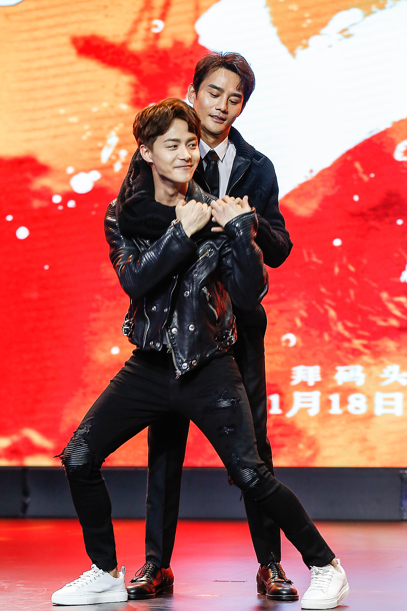 王凯"锁喉"马天宇上演后背杀画面太美 现场秀枪法满屏大长腿