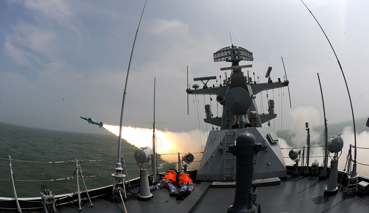 ***_***2014年8月25日,中国海军吉安舰跨海区在黄海某海域发射一枚舰