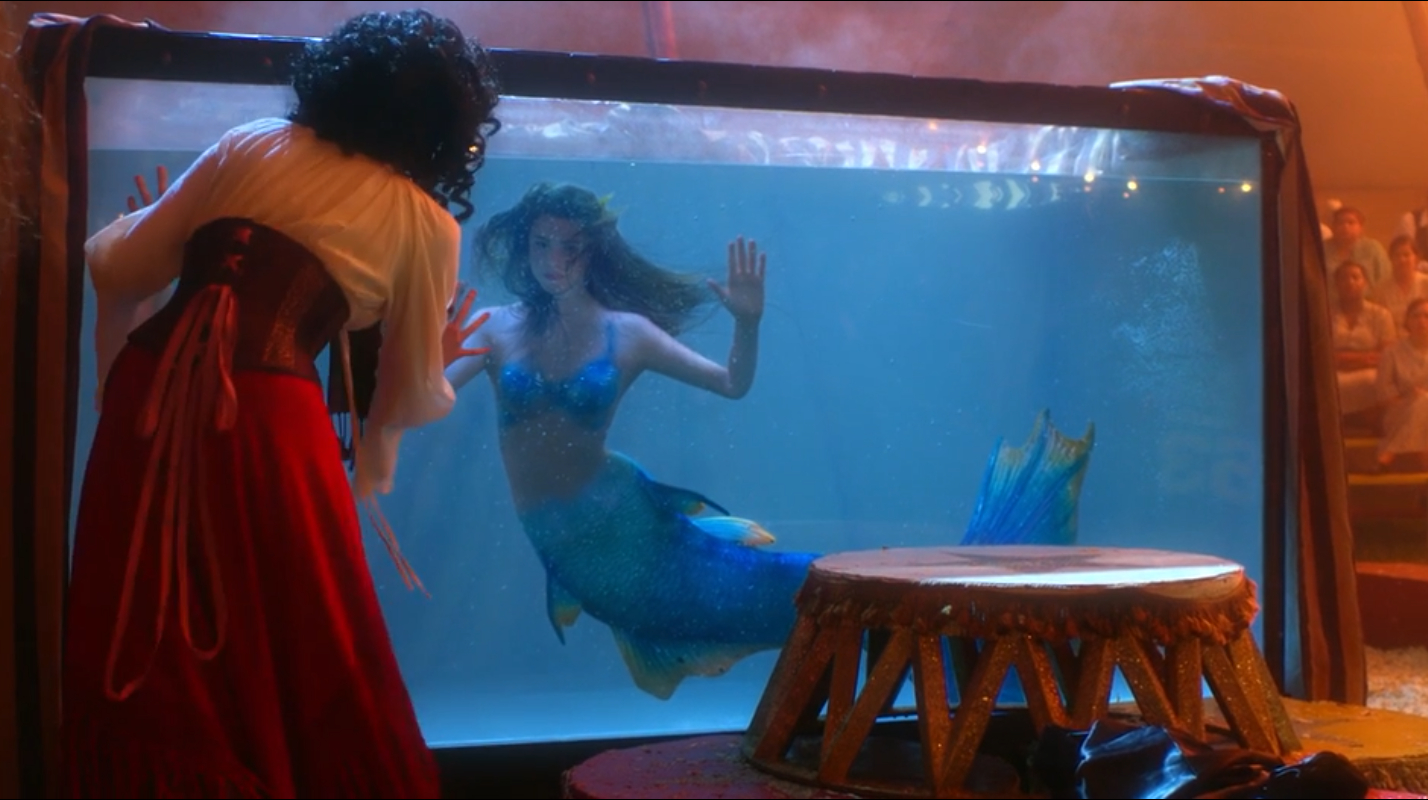 水箱关着一个美人鱼,别人都以为是魔术,只有一个女孩看出是真的