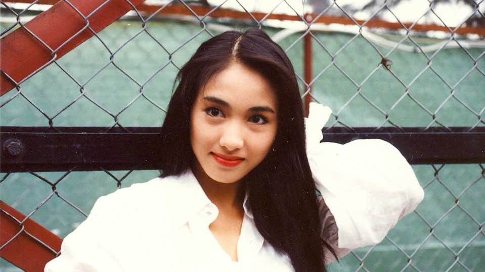 【黎姿太强大!工作之余还可以带三个女儿去买菜,还陪老公看艺术展】近日,港媒拍到了黎姿带着三