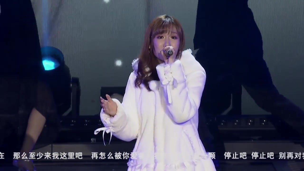 小缘音乐盛典现场,再现成名曲《无心》,撕心裂肺的高音令人心疼