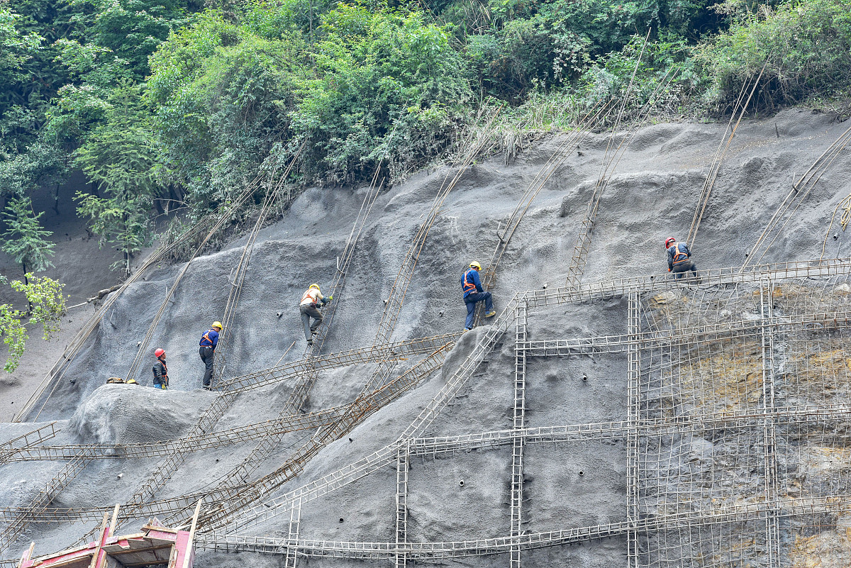本文对建筑边坡工程展开了研究具体而言就是从边坡工程的重要性和边坡工程的分类开始对边坡工程稳定性分析及评价的内容和边坡稳定性分析计算方法进行了详细的分析并指出了边坡支护结构常用型式及工程应用的相关知识。并在此基础上分析讨论了边坡施工中的一些共性技术问题提出了相应的解决措施。尽管所研究的问题以及所使用的施工方法大多都在其他文献中有所提及但并不是什么高深的施工工法而且已经有了成熟的经验施工案例也举不胜数