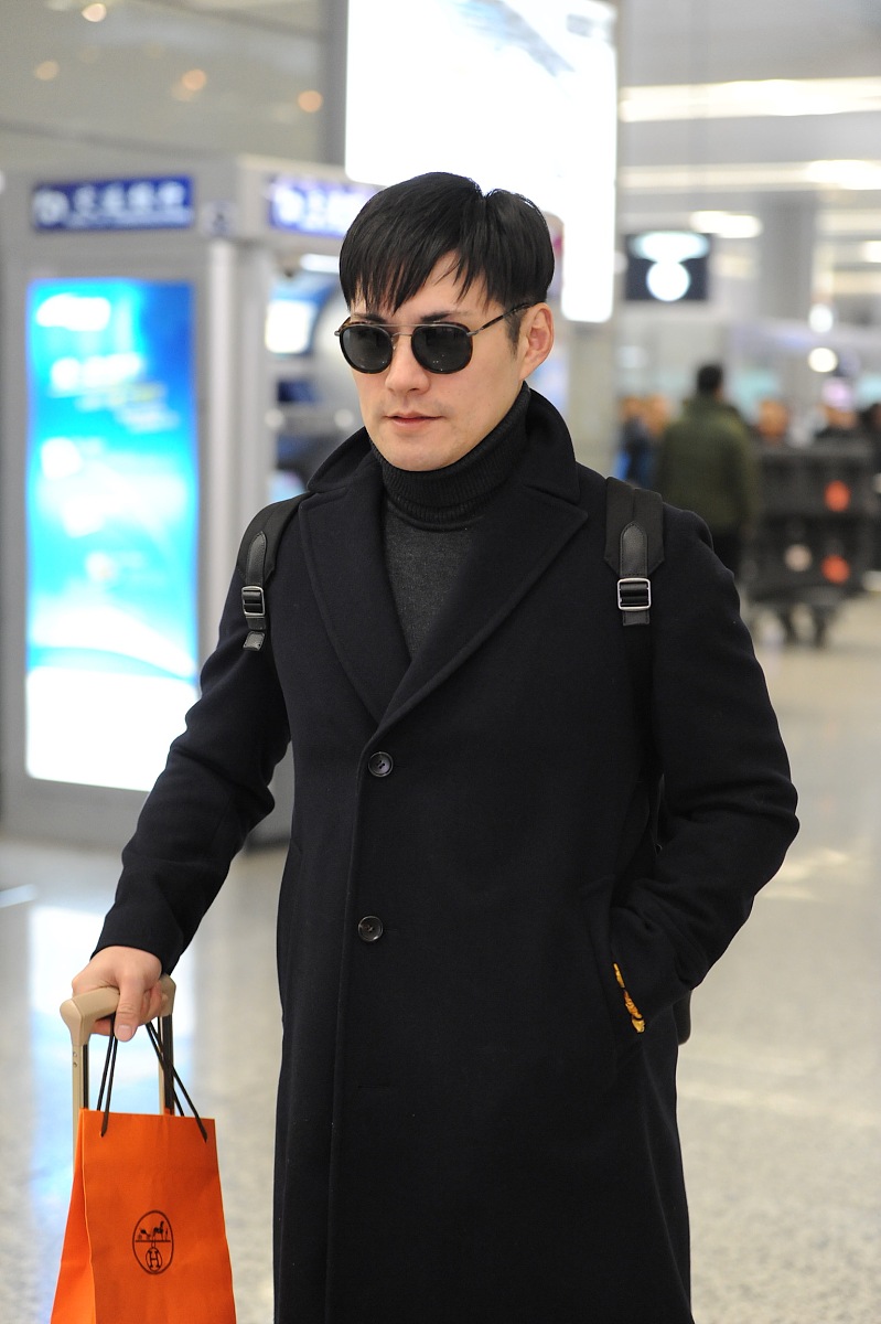 陆云景的白月光回国了。

她拿着钱砸在我脸上，「拿着钱，滚！」

「好嘞。」

我本来就他花钱雇来的锦鲤。

可下一秒。

陆云景把我堵在门口，「谁允许你走的？」

他又看向白月光，「你哪位？」
简单表述