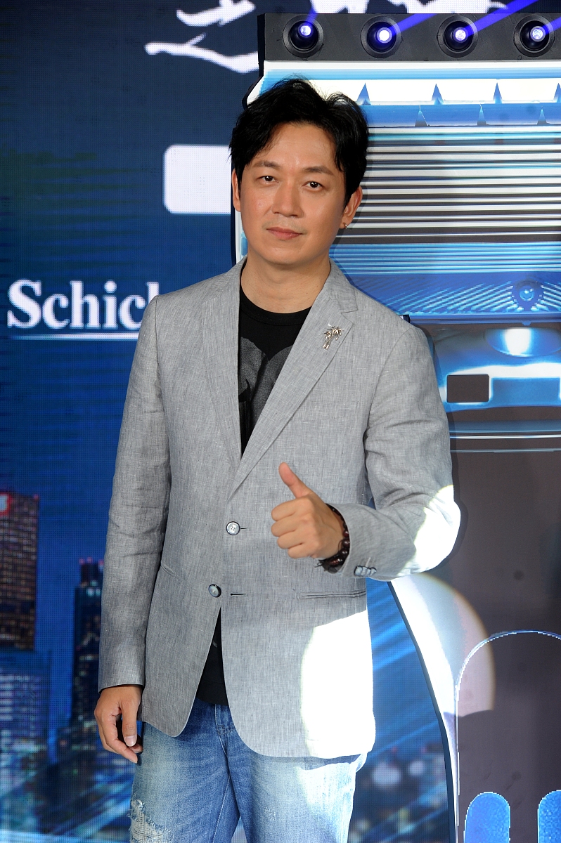 潘粤明瘦回少年时代大秀书法  妙语连珠笑容灿烂
