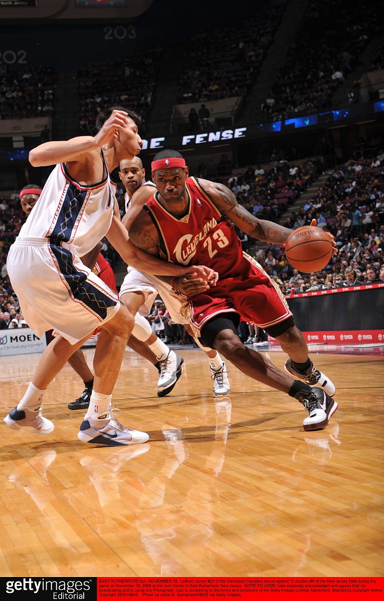 闪电侠韦德利用变向试图突破艾弗森的防守被艾弗森抢断用一千字对闪电侠韦德与艾弗森两个人之间攻防对抗进行详细描写