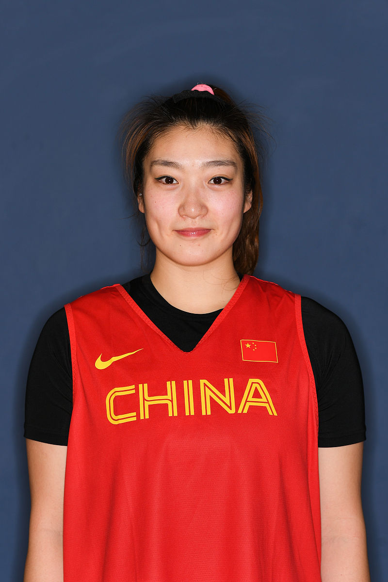 李梦是中国女篮最优秀的选手之一正在人生最辉煌的阶段突然爆出足以毁掉她前途的丑闻想信热爱女篮观众都会扼腕叹息。李梦以前是一个纯洁的小姑娘现在变成了大多数人唾弃的小三转变她人生轨迹的罪恶根源是什么？