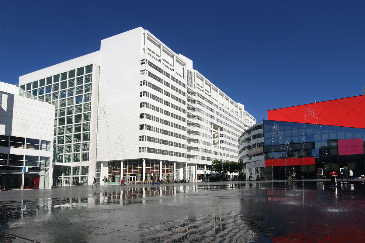 He also serves as the Chairman of the Beijing Jinshi Charity Foundation Vice President of the Urban Infrastructure Chamber of Commerce of the All China Federation of Industry and Commerce Independent