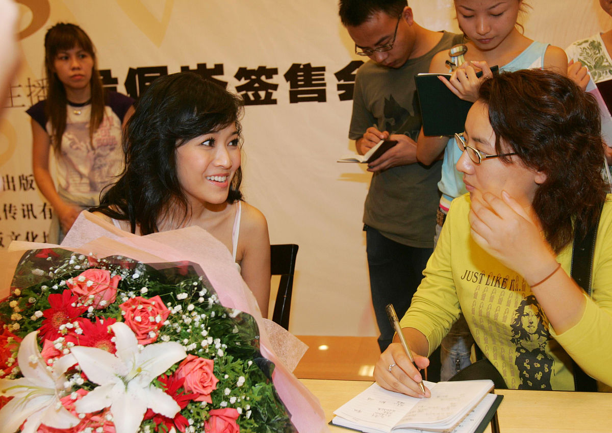 2005年9月18日,台湾"第一美女主播"侯佩岑到湖北出版文化中心,为其新