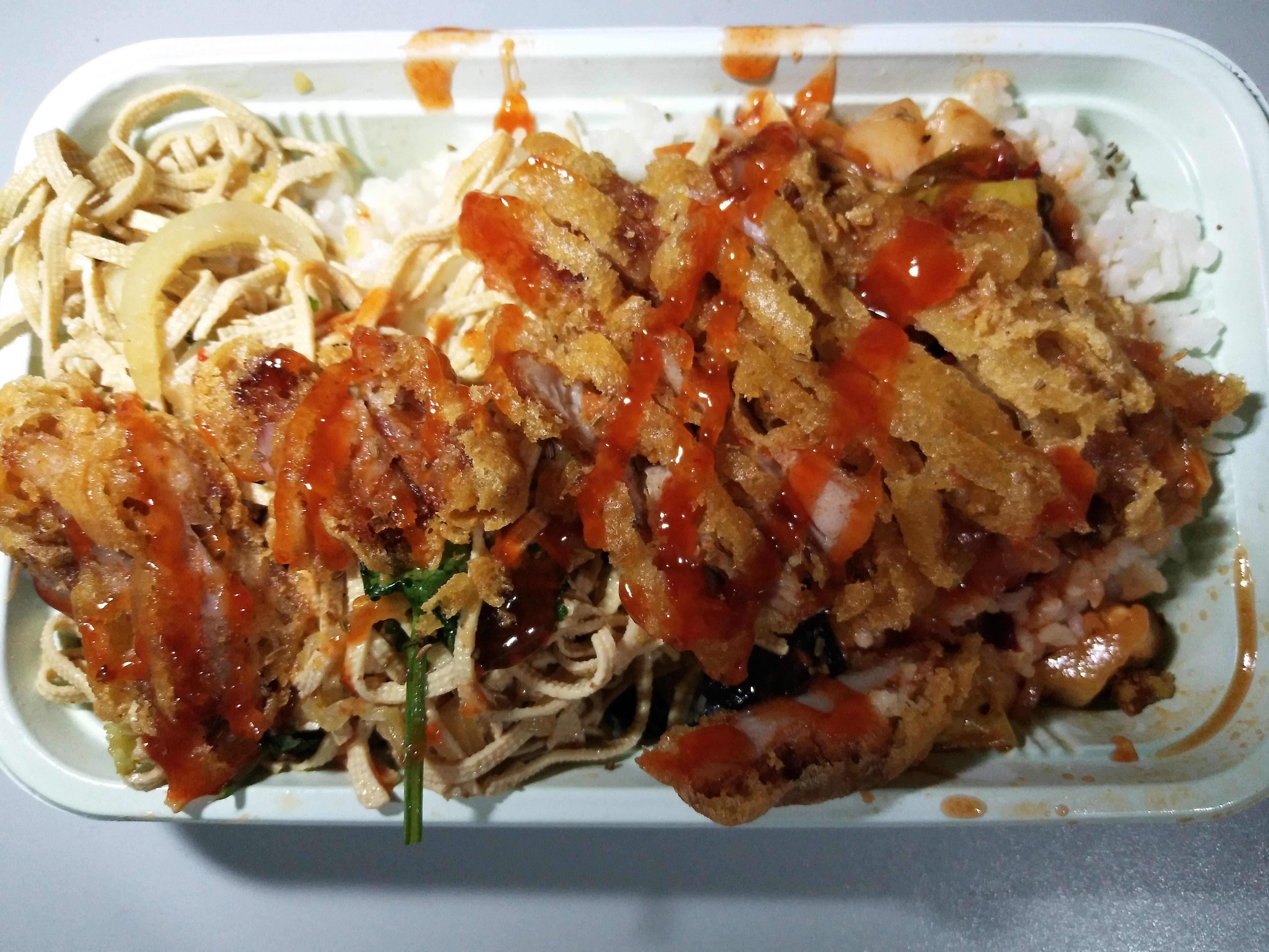 学校食堂饭菜介绍1:炸鸡饭色泽诱人味道更佳,在学校人气很高!