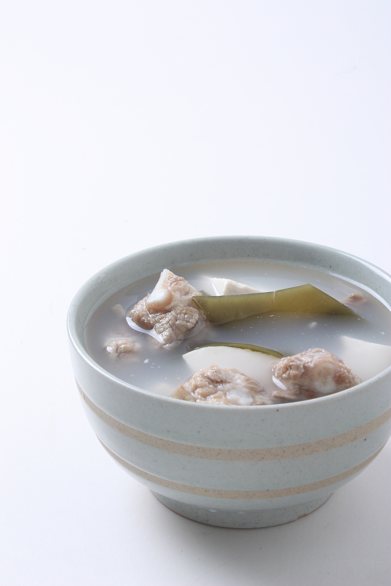 排骨海带汤怎么做？排骨和海带一起放吗？