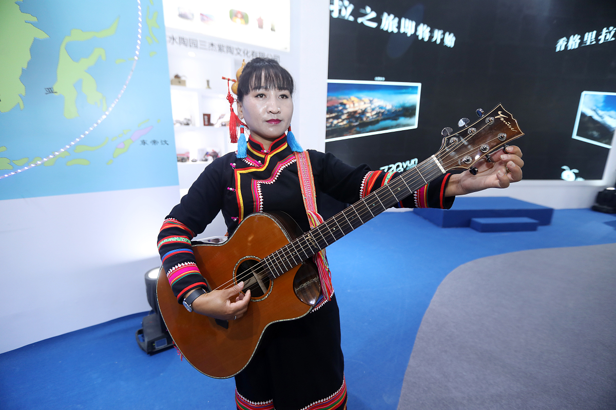 玻璃艺术与美食碰撞！山东公司推“琉璃烧烤大餐”惊艳文博会