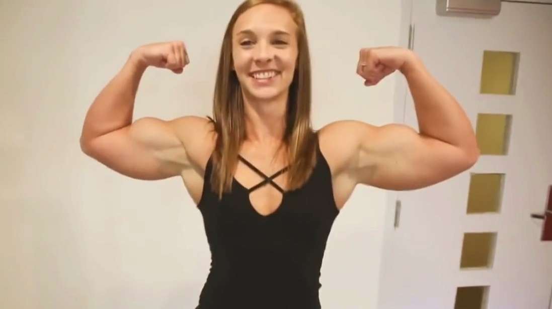 健美界的肌肉女巨人,微笑着做哑铃弯举,二头肌围度达到41厘米