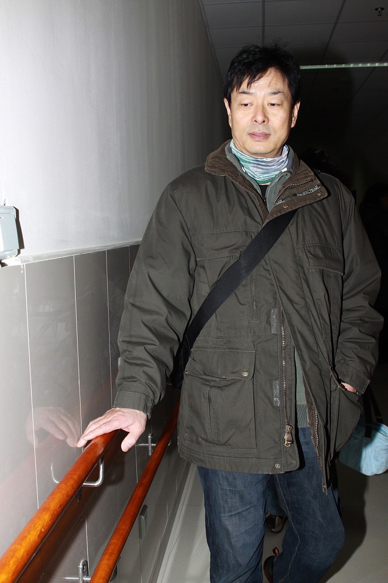 2012年2月28日,北京,《推拿》主演来到北京盲人学校体验了一把"盲人"