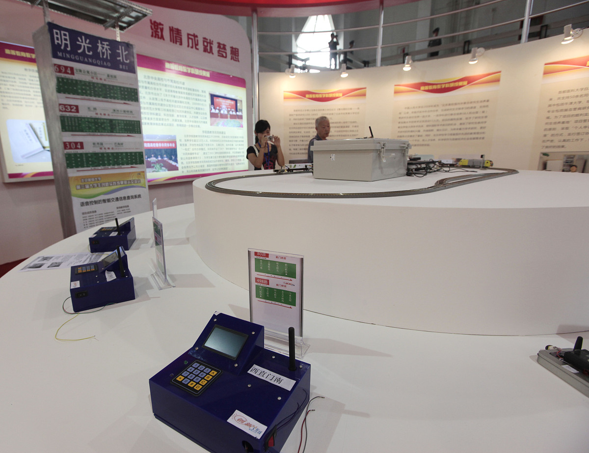 51单片机实现流水灯、LCD时钟和音量控制LED亮度：详细程序及代码