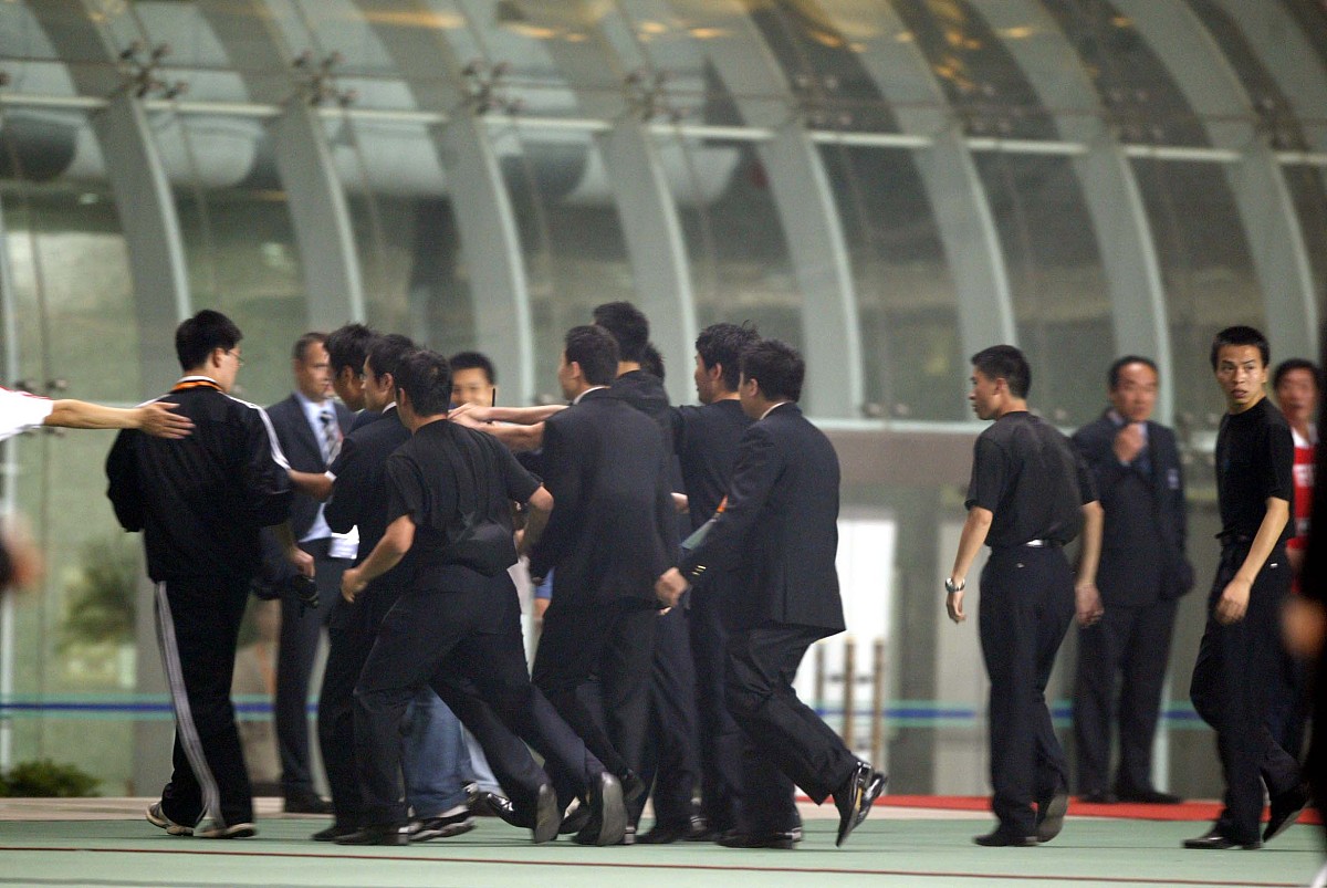 2007年4月21日,武汉,足球表演赛,中国女子足球队迎战国际足联世界明星