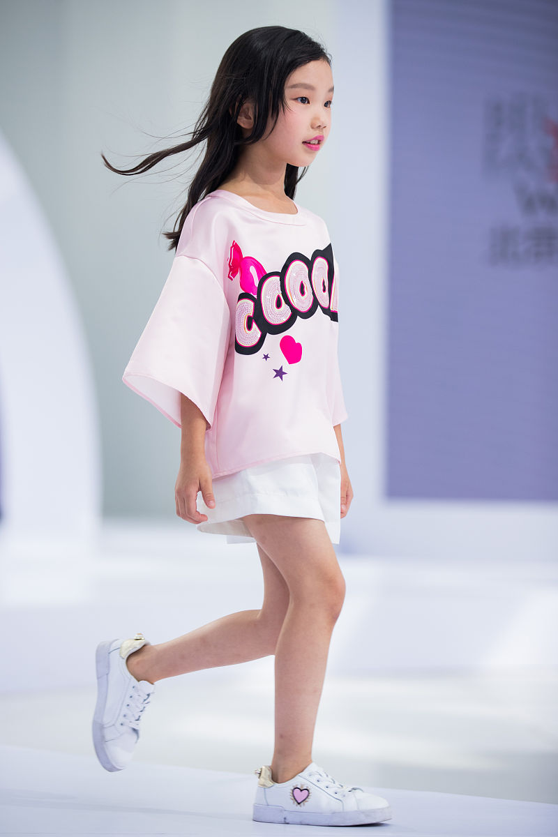 来一篇入秋时尚感童装穿搭文案。描述服饰细节服装类型：简约款紫色翻领连衣裙、绿色V领针织衫外套、梦幻紫色薄纱连衣裙植物印花装点领口