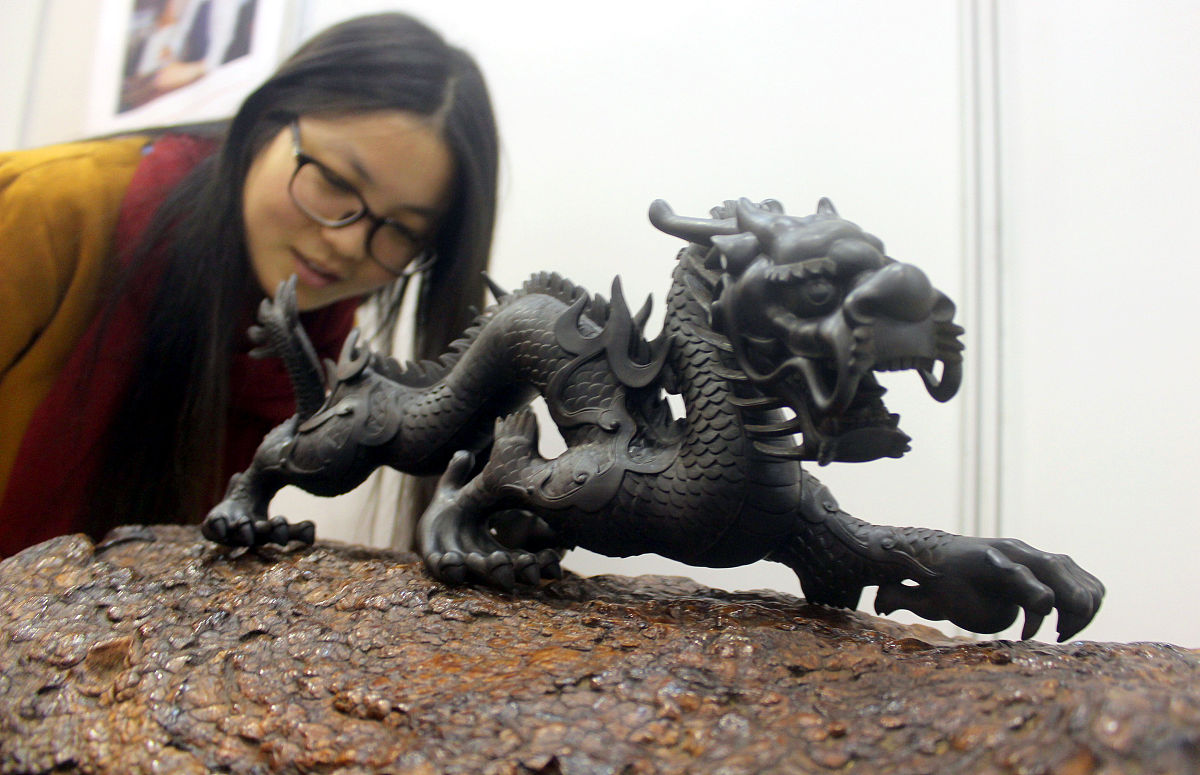 给我十本与研究木制工艺画和神兽白泽形象相关的参考文献目录