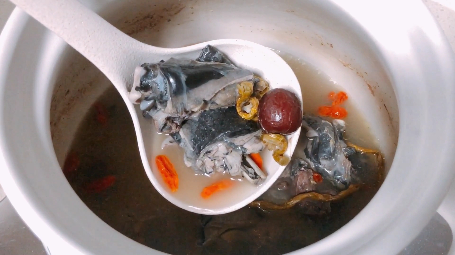 广东小伙煲老火靓汤,半只乌鸡1把石斛,消暑滋阴,1人2碗不够喝