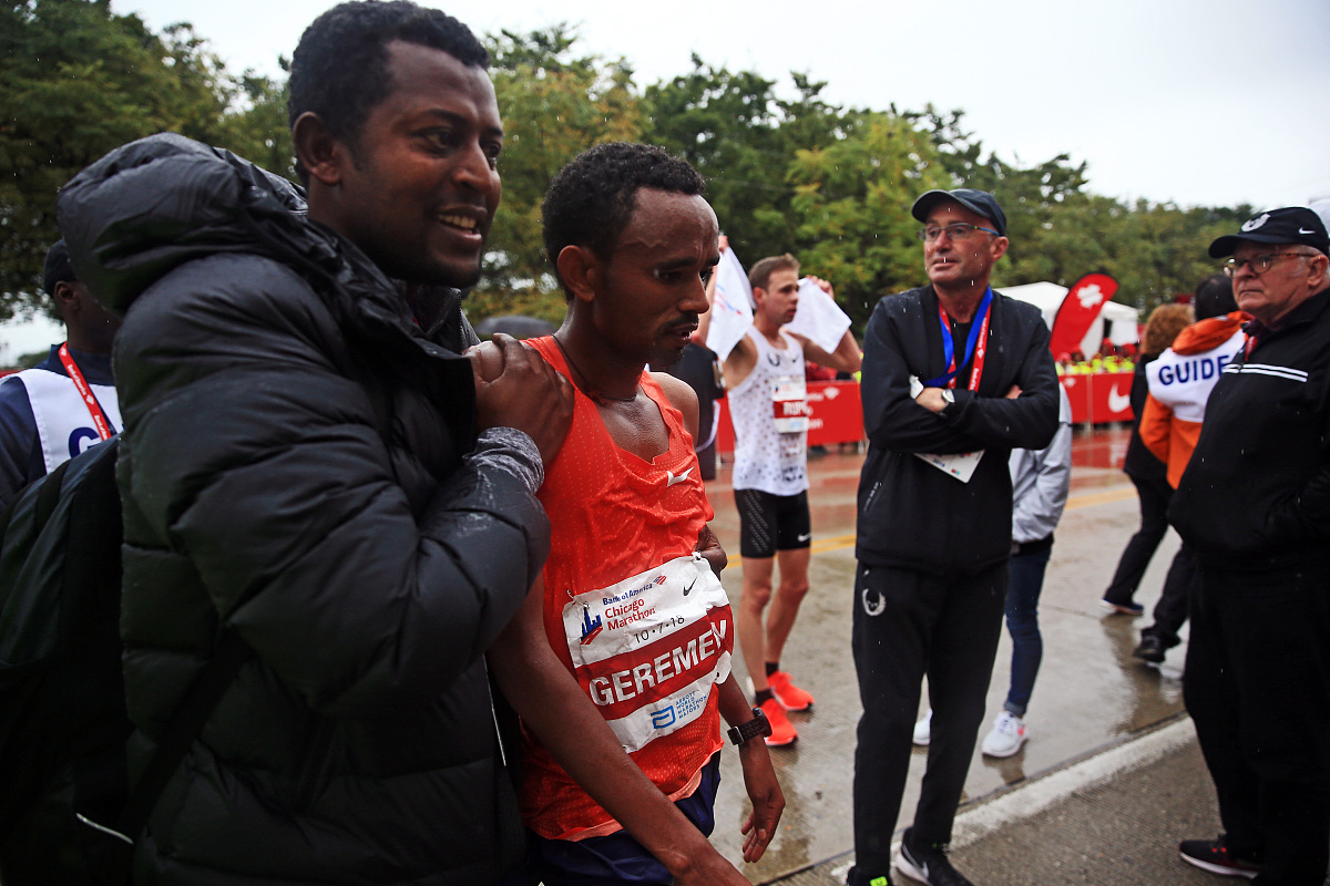 帮我翻译一下Growing up poor in Jamaica Javeno McLean didnt have a lot of material possessions个人财产He learned early that the best _31 you can give another person is your time and talents About 15 years ago th