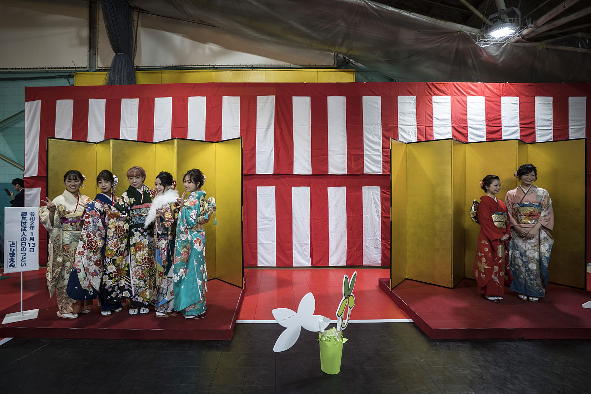 当地时间2020年1月13日,日本东京,大量女孩子穿着传统服饰参加"成人礼