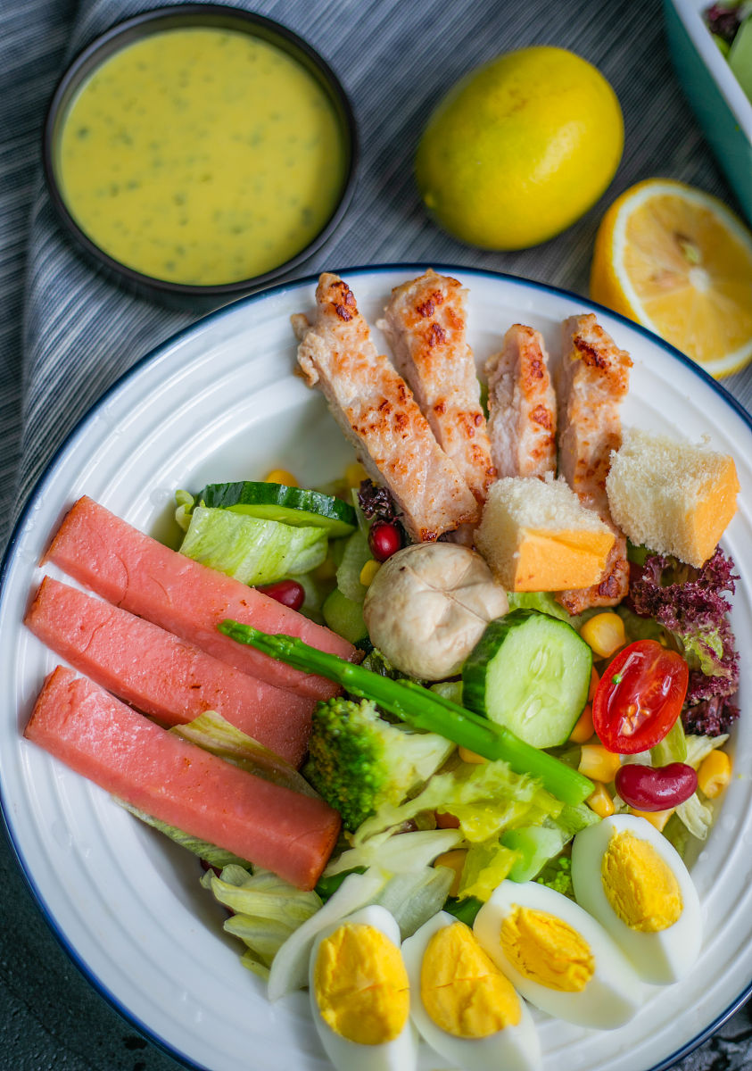 夏天到了啊很多女性啊开始着急减肥啊聂给大家提个醒啊第一个一定不要吃太多甜的啊特别是很多零食点心呀蛋糕啊甜食啊要想减肥一定控制甜的。第二个前面也讲过啊氧化气阴成型生冷的属性是寒的苦瓜黄瓜啊这寒性东西特别是对于体寒代谢慢虚胖的人啊更容易导致湿气的这个堆积啊所以说夏天对于很多虚胖寒湿的人其实是减肥的好季节盗汗则汗汗出排寒上述文案进行洗稿内容简单易懂开头吸引人符合短视频爆款文案