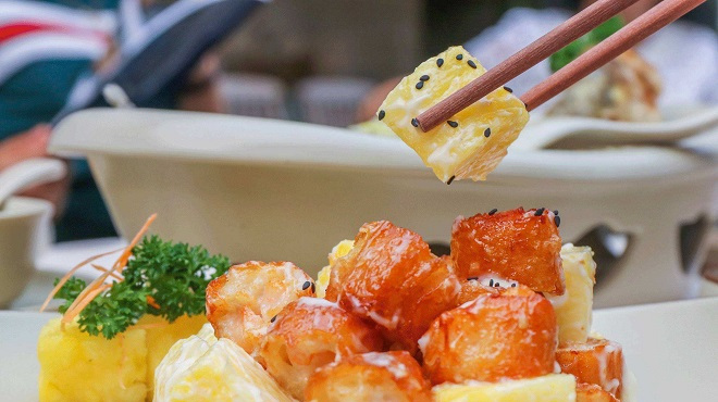 菠萝油条虾?这可不是胡乱搭配,正是台湾名菜,尝一口停不下来