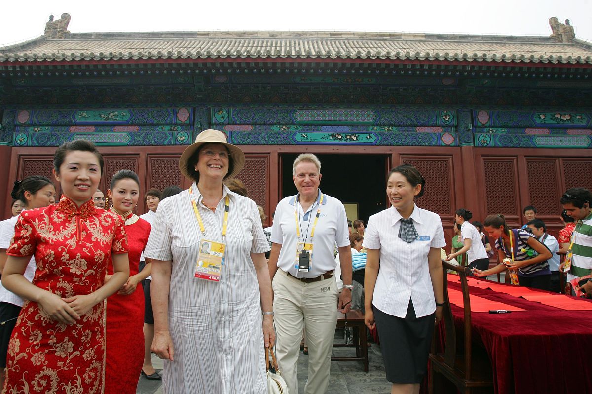 2008年8月4日,罗格夫人和部分国际奥委会官员来到"中国古代皇家音乐厅