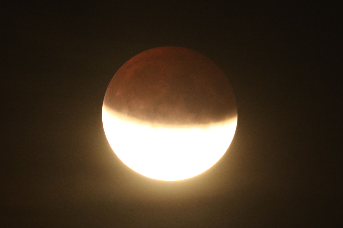 当地时间2019年7月16日,英国出现日偏食.a partial lunar eclipse is 