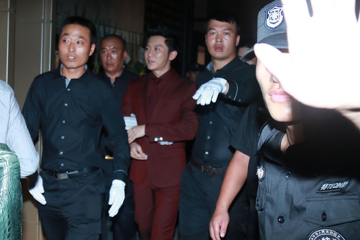 因为我喜欢穿花衬衫别人都叫我花衣赵道上排名第二各位兄弟抬爱称呼我一声 二哥结合上面继续编一个黑社会的故事