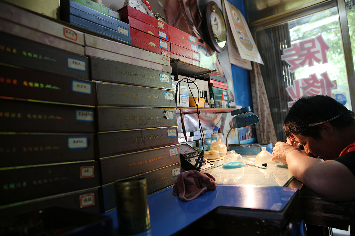 SQL 多表查询练习：同种工作不同部门员工信息和部门详细信息查询