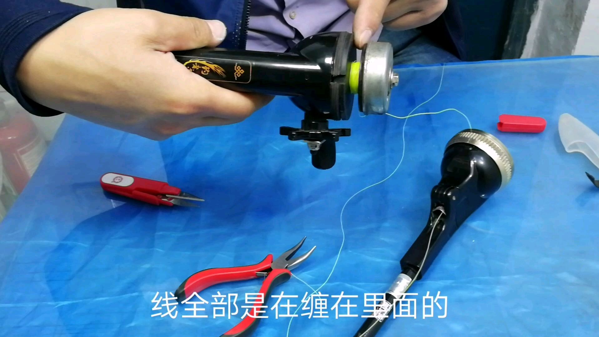 钓鱼遇见最小的稀罕鱼竿,研究一下最小鱼竿的缠线方法。