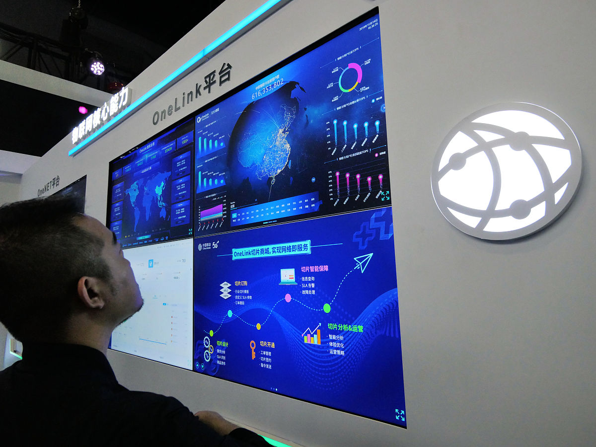 撰写项目技术研制报告围绕项目任务目标阐述采取的技术路线、技术方案、实现途径和示范推广等相关信息。参考资料如下：项目名称：中药材大数据应用分析与智能预测综合服务系统211研究目标本项目主要研究目标是通过建立中药材相关支撑系统利用大数据技术整合中药材相关领域的数据资源打造一个服务中药材行业并能够为药农、药商、药企提供种植、生产、经营指导为政府提供决策依据的中药材大数据应用分析与智能预测综合服务系统的项