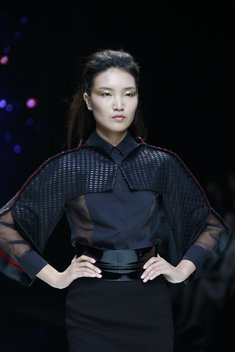 给李佳航同学写一段关于高一学期结束时的综合评价字数80以内